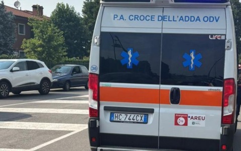 Centauro investe ciclista sulle strisce: donna di 61 anni finisce in ospedale