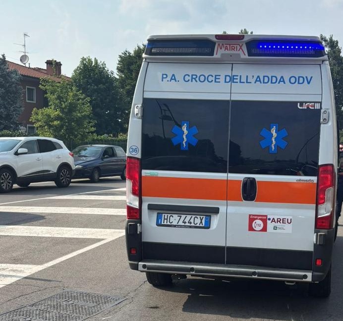 Centauro investe ciclista sulle strisce: donna di 61 anni finisce in ospedale