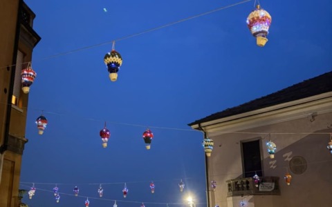 Cento mongolfiere all’uncinetto nel cielo del paese per la festa di San Pietro