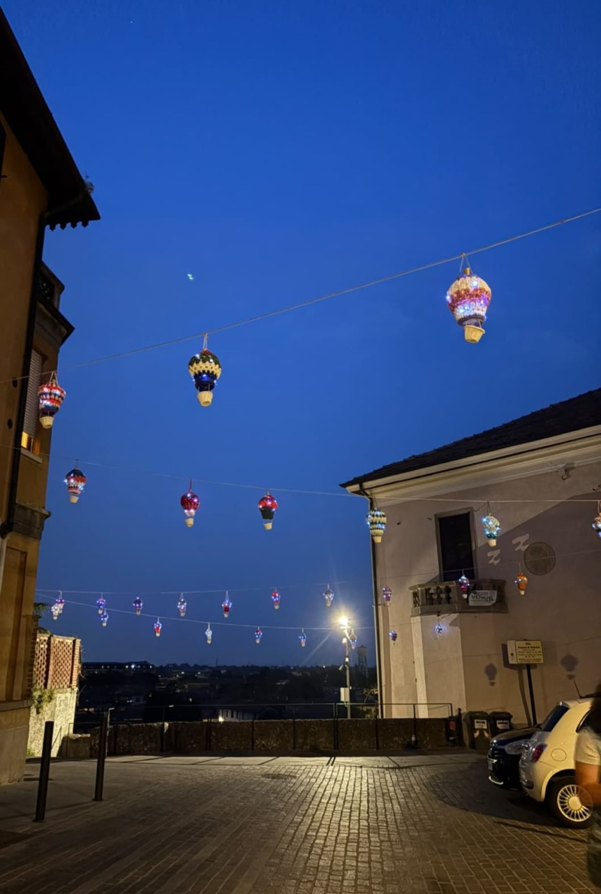 Cento mongolfiere all’uncinetto nel cielo del paese per la festa di San Pietro