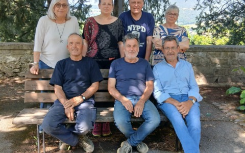 Cento persone a tavola nel castello di Montefioralle