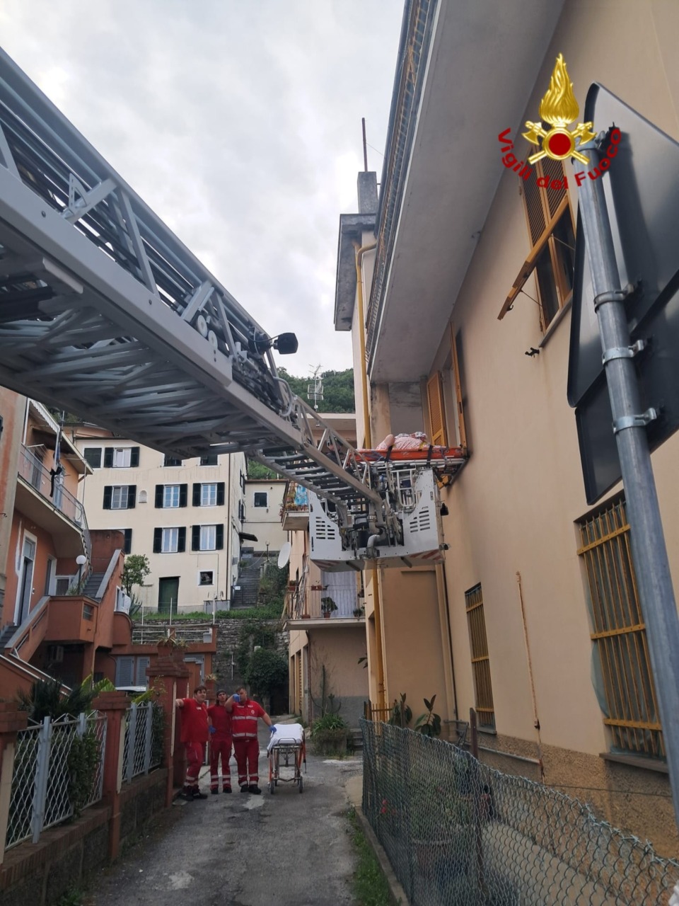 Chiavari: intervento congiunto di 118 e Vigili del Fuoco per una donna da trasportare in ospedale