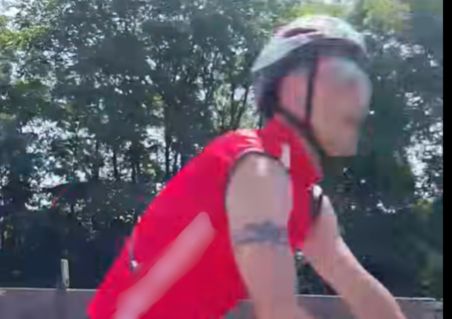 Ciclista sulla statale 11 Padana Superiore tra Chivasso e Torino: il video diventa virale