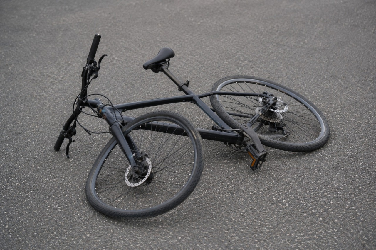 Ciclista-truffatore si butta a terra e finge l’incidente con una macchina