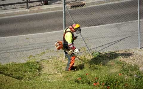 Cinque gravi incidenti sul lavoro tra ribaltamenti, cadute dall’alto e investimenti