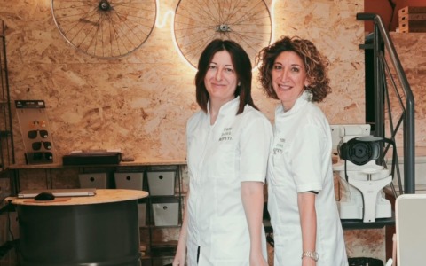 Clara e Laura portano a Bergamo l’occhiale sospeso: apre il nuovo negozio “Ottico Solidale” in via Carnovali