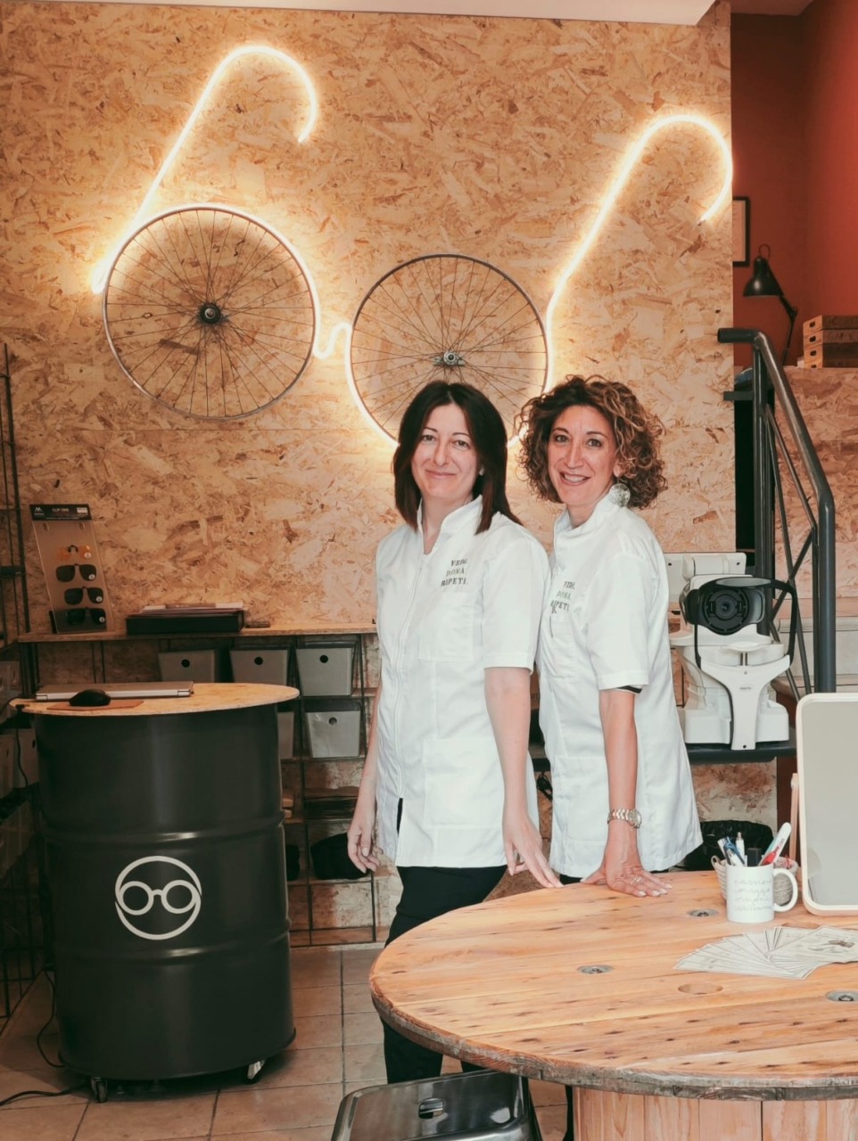 Clara e Laura portano a Bergamo l’occhiale sospeso: apre il nuovo negozio “Ottico Solidale” in via Carnovali