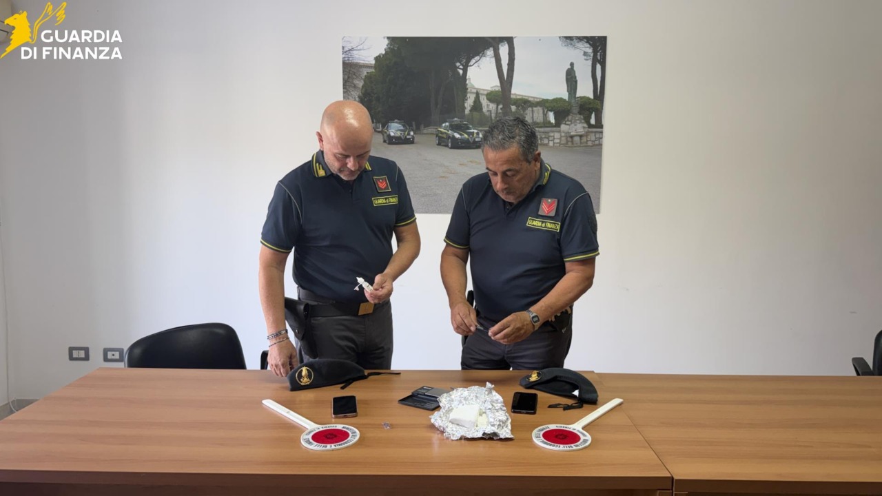 Cocaina nel bus da Napoli: incastrata dal fiuto del cane Gingo