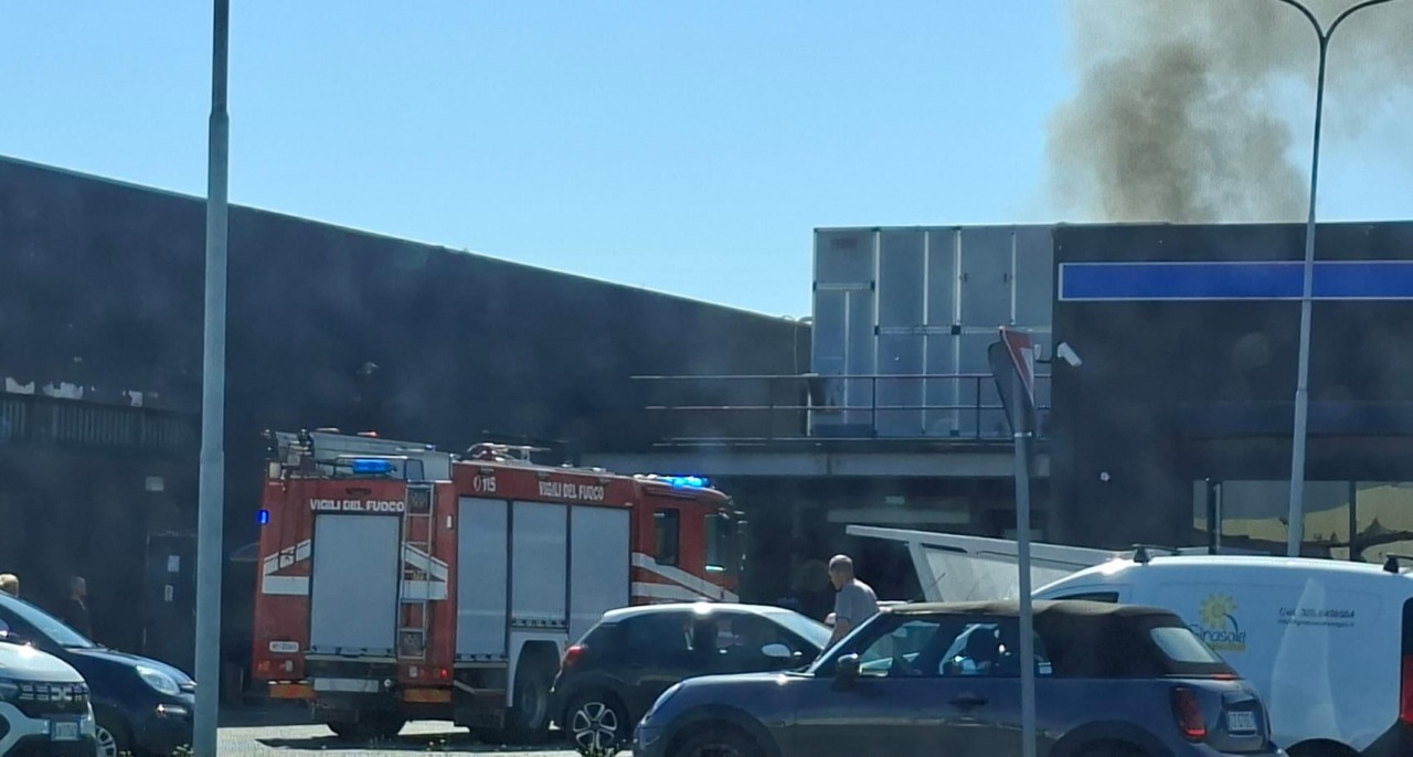 Colonna di fumo al centro commerciale di Caravaggio, pompieri già sul posto