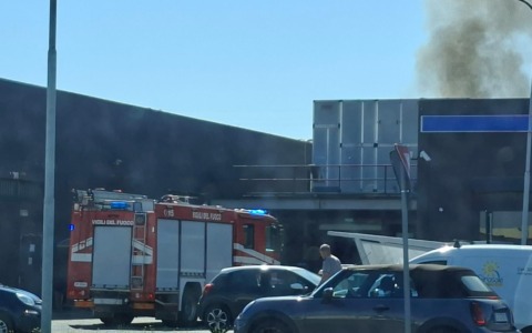 Colonna di fumo al centro commerciale di Caravaggio, pompieri già sul posto