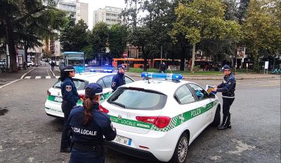 Colpisce con l’auto le macchine in sosta e scappa, preso dalla Polizia Locale
