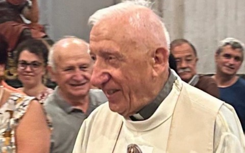 Commozione per l’ultima messa di don Enrico Molineris a Castellaro. L’amarcord della consigliera regionale Chiara Cerri