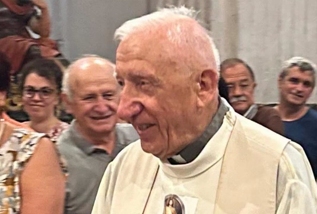 Commozione per l’ultima messa di don Enrico Molineris a Castellaro. L’amarcord della consigliera regionale Chiara Cerri