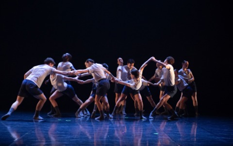 Con sfondo il fiume Po serata di danza contemporanea