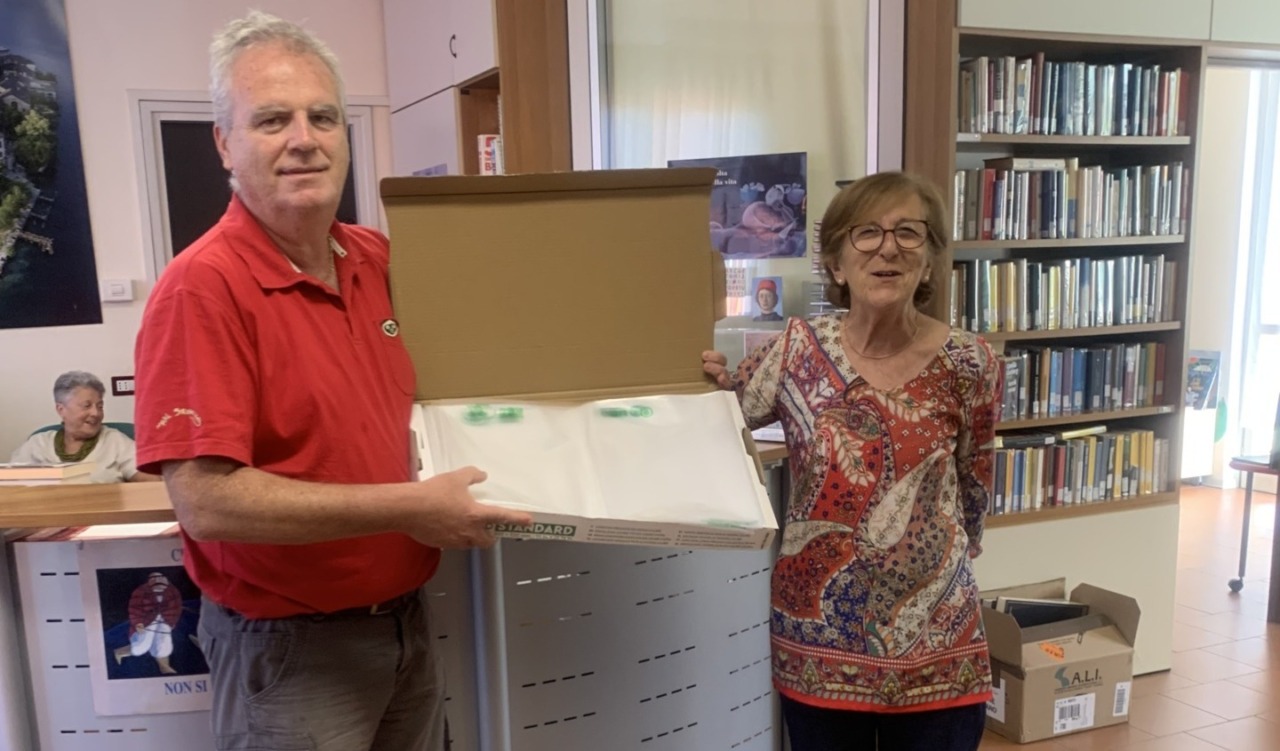 Consegnate 500 copertine alla biblioteca di Pisano da parte di Gioko Asd