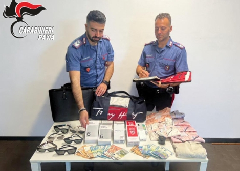 Controllo stradale dei Carabinieri: sequestrati contanti, droga e merce rubata per 7.000 euro