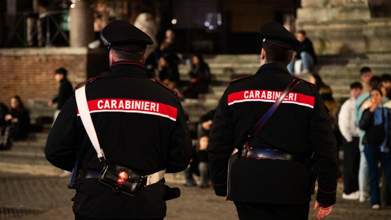 Coppia costretta a spacciare per un debito, 8 denunce