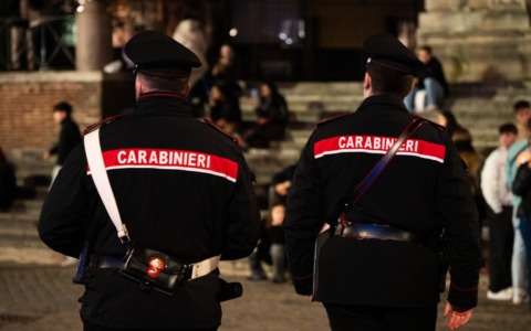Coppia costretta a spacciare per un debito, 8 denunce