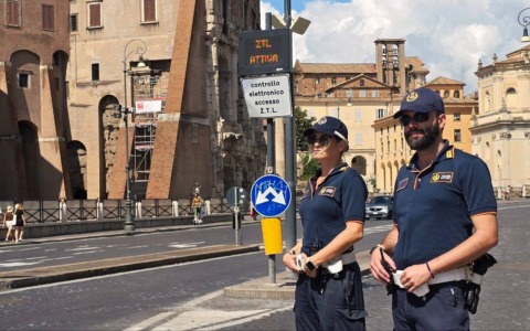 Copre la targa con il portellone nella ZTL, denunciato dalla polizia locale