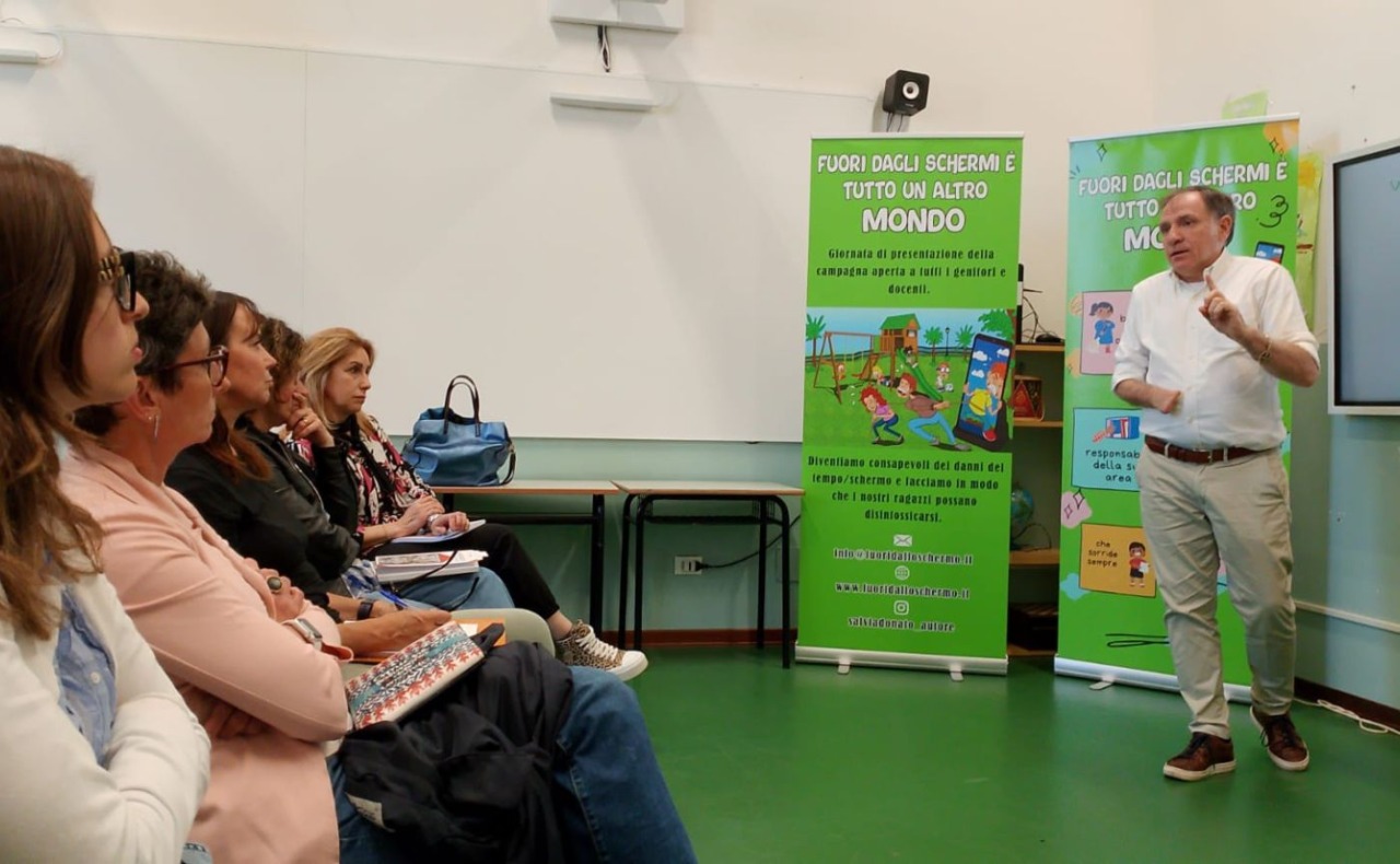 Cosa significa crescere nell’era digitale? Il progetto educativo “Fuori dagli Schermi”: dialogo, consapevolezza e comunità per affrontare la dipendenza