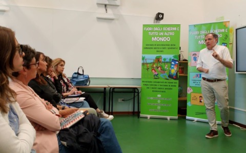 Cosa significa crescere nell’era digitale? Il progetto educativo “Fuori dagli Schermi”: dialogo, consapevolezza e comunità per affrontare la dipendenza