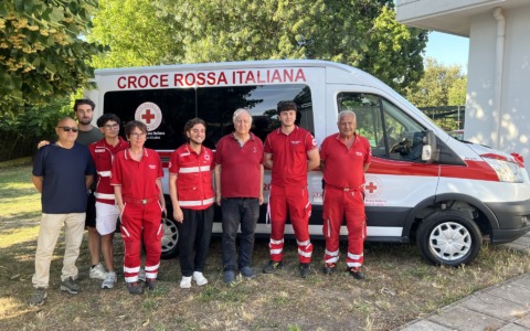 Croce Rossa amplia i servizi sociali, inaugurato un nuovo mezzo per il trasporto delle persone con disabilità