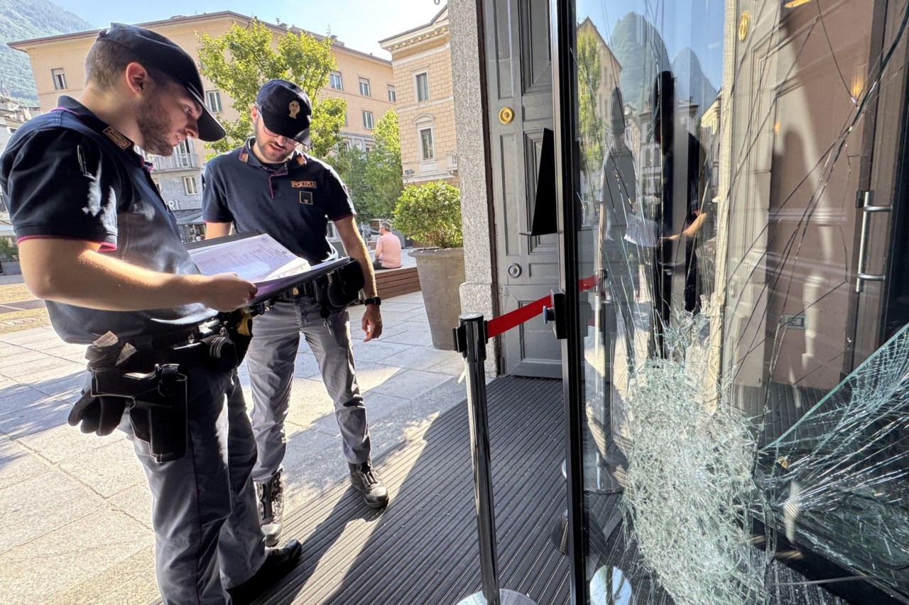 Dà in escandescenze in un locale, poi assale e insulta i poliziotti: arrestato