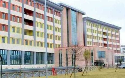Danneggia la porta del Pronto Soccorso e aggredisce una guardia giurata, denunciato
