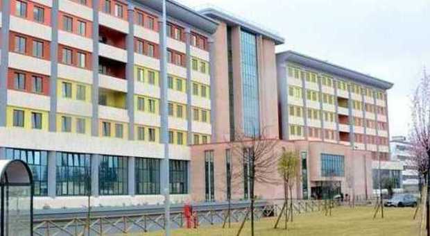Danneggia la porta del Pronto Soccorso e aggredisce una guardia giurata, denunciato