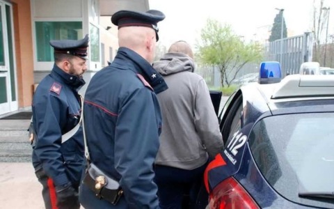 Danneggia tre auto in sosta a Osio Sotto e minaccia la ex: uomo di 53 anni arrestato