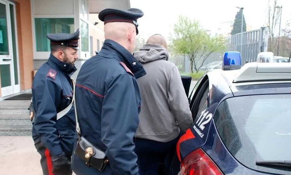 Danneggia tre auto in sosta a Osio Sotto e minaccia la ex: uomo di 53 anni arrestato