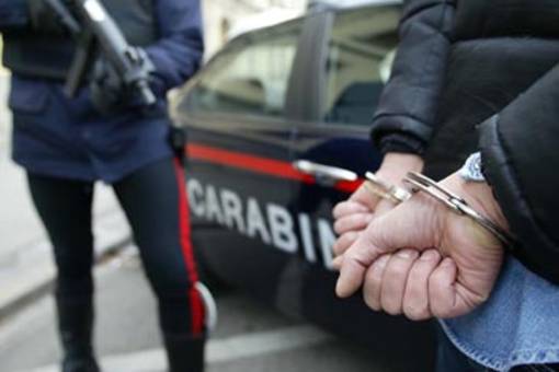 Danneggia tre auto in sosta e minaccia l’ex compagna, arrestato