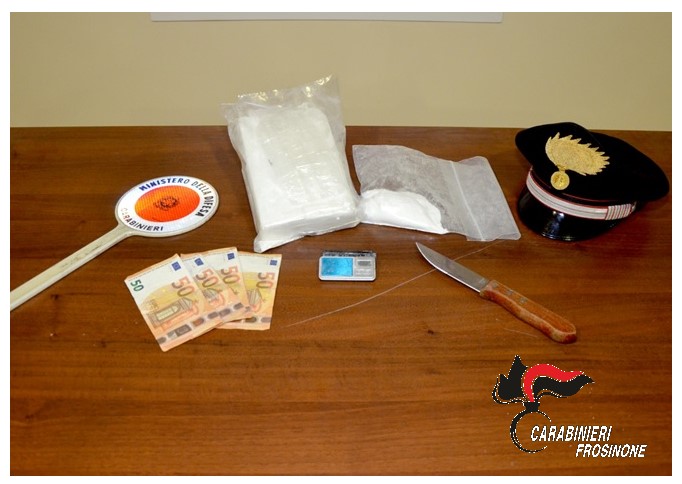 Deposito di droga in un B&B, arrestato un uomo. Sequestrato oltre un chilo di cocaina