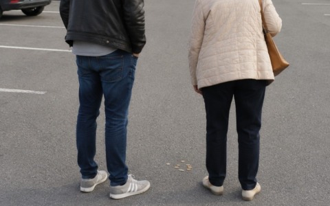 Derubano una 60enne con il trucco delle monete, poi fanno shopping col suo bancomat: indagati due ladri
