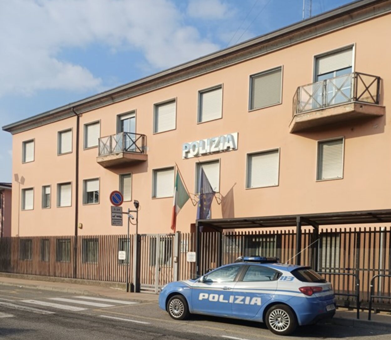 Desenzano del Garda: le rubano la borsa e prelevano denaro con le carta di credito trovate