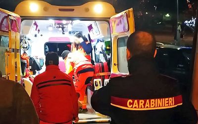 Dimentica il figlio di tre anni sul pianerottolo, un passante chiama il 112