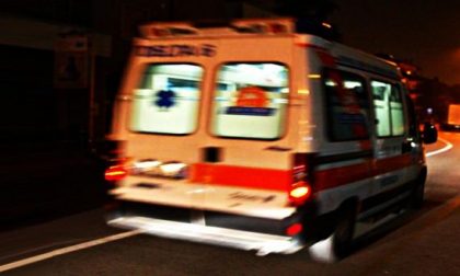Dimentica le chiavi e cade da un’altezza di cinque metri: è grave