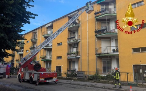 Disavventura a Pavia: anziano resta bloccato sul balcone, salvato dai Vigili del Fuoco