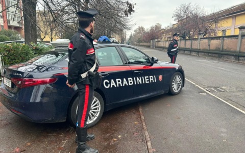 Disturba gli avventori all’interno di un bar e offende i Carabinieri