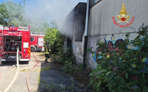 Divampa un incendio nella ex Snia