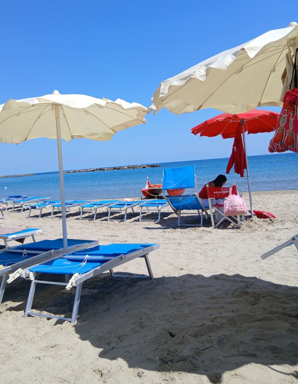 Divieto di balneazione e spiagge deserte ad Arma