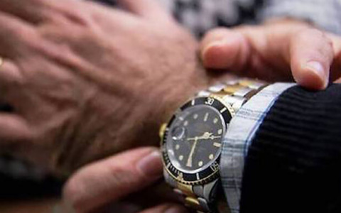 Donna che ruba i Rolex: altro colpo in città