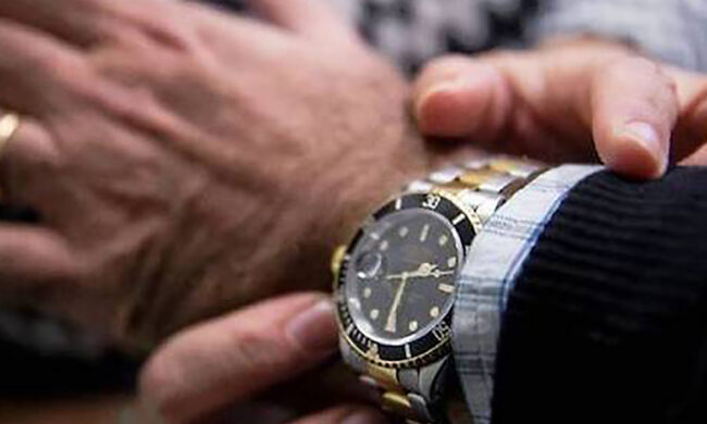 Donna che ruba i Rolex: altro colpo in città