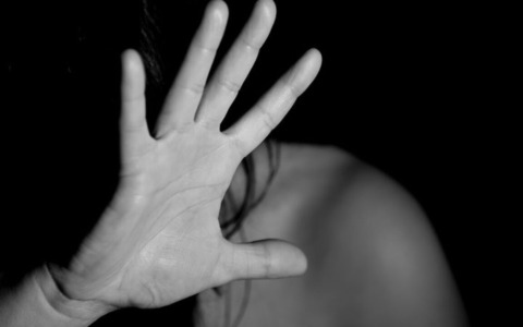 Donna maltrattata da marito e figlio, scatta l’allontanamento