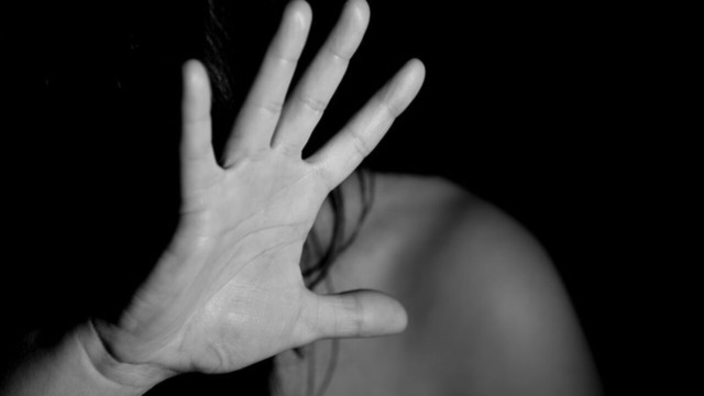 Donna maltrattata da marito e figlio, scatta l’allontanamento