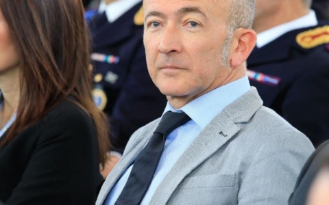 Donna tenta di aggredire il giudice Giuseppe Cario durante un interrogatorio