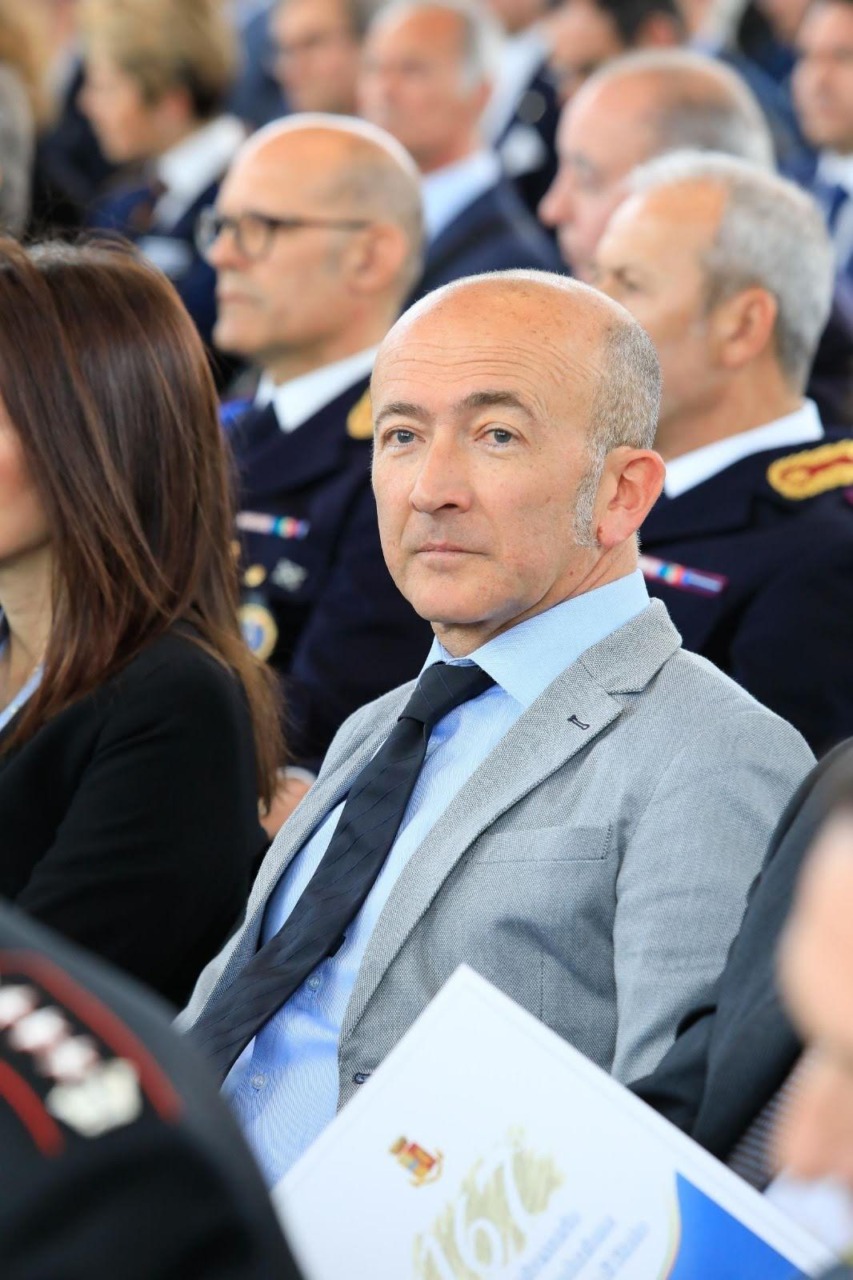 Donna tenta di aggredire il giudice Giuseppe Cario durante un interrogatorio