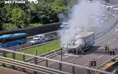 Due camion in fiamme sull’A4 tra i caselli di Bergamo e Capriate