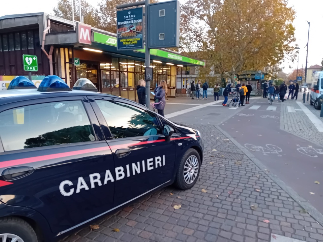 Due ragazzini picchiati e rapinati da una dozzina di coetanei alla stazione della metropolitana