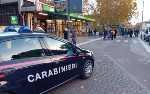 Due ragazzini picchiati e rapinati da una dozzina di coetanei alla stazione della metropolitana